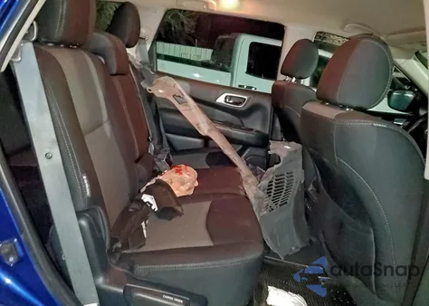 2020 Nissan Pathfinder z USA, uszkodzony, nr VIN 577875